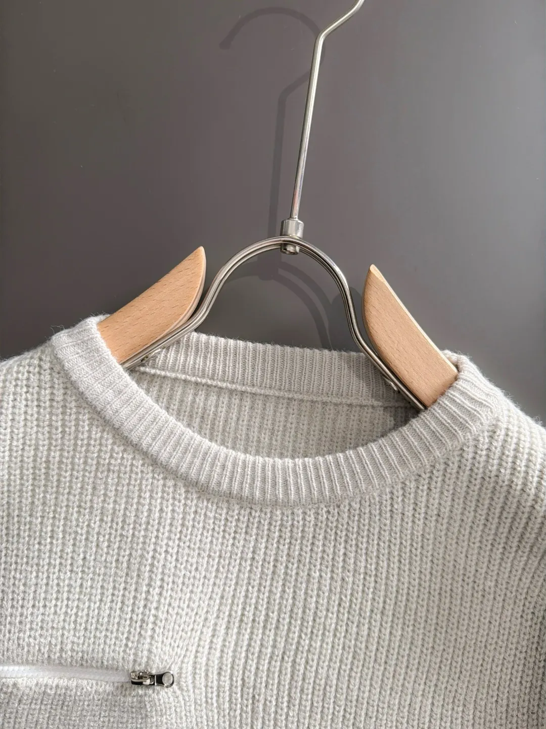 Next day shipment P195 Hermès High Quality 2026 Autumn and Winter latest sweaters from the official website, on sale at the counter at the same time Hot Sale! Specially made of wool blended fabric. It feels comfortable and can be directly in contact with the skin. The logo badge is exquisitely embroidered, which is extremely eye-catching! The details highlight the fashionable charm of big brands. Exquisite workmanship. Three-dimensional cutting style. The wearing effect is invincible and handsome! All three standards are complete! Sizes:M-3XL